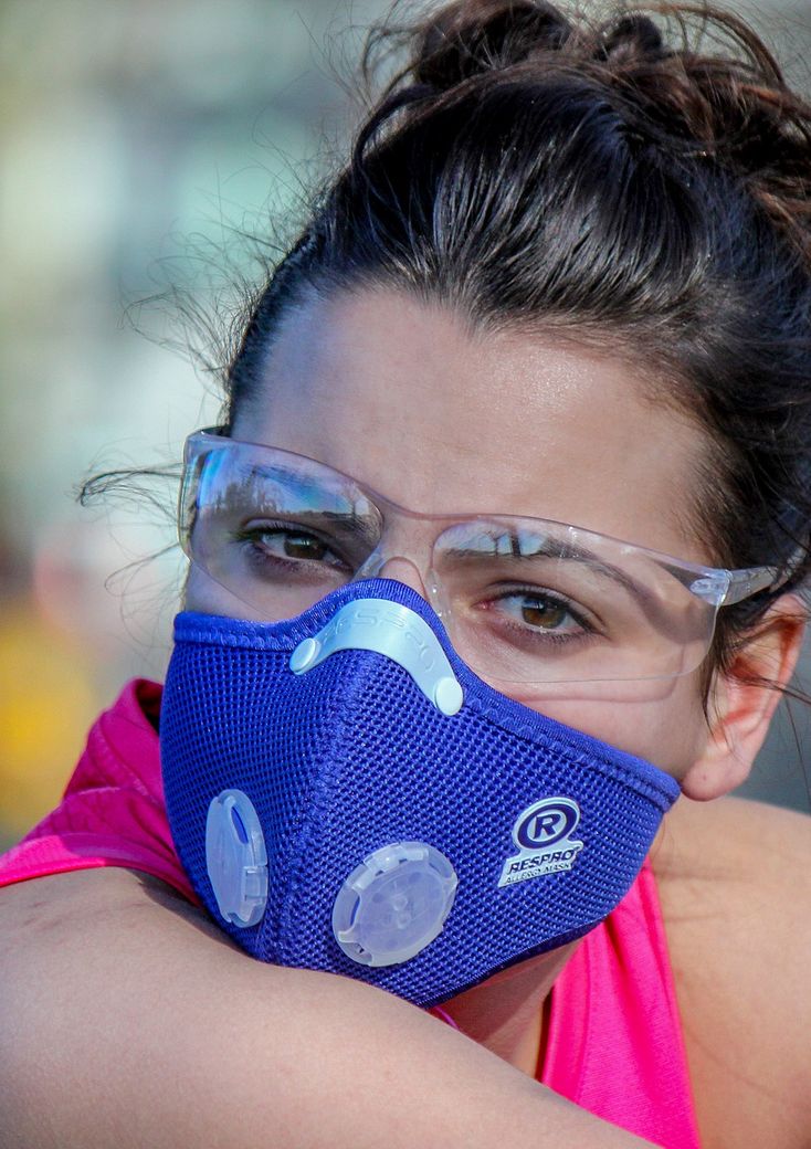 image : une jeune femme avec un masque de protection