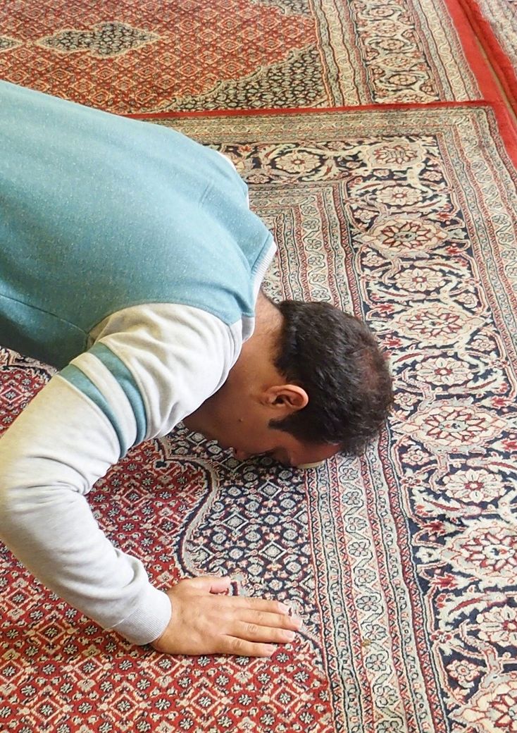 image: un musulman fait sa prière