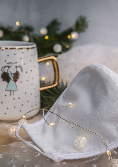 image : une tasse de thé posée devant un masque